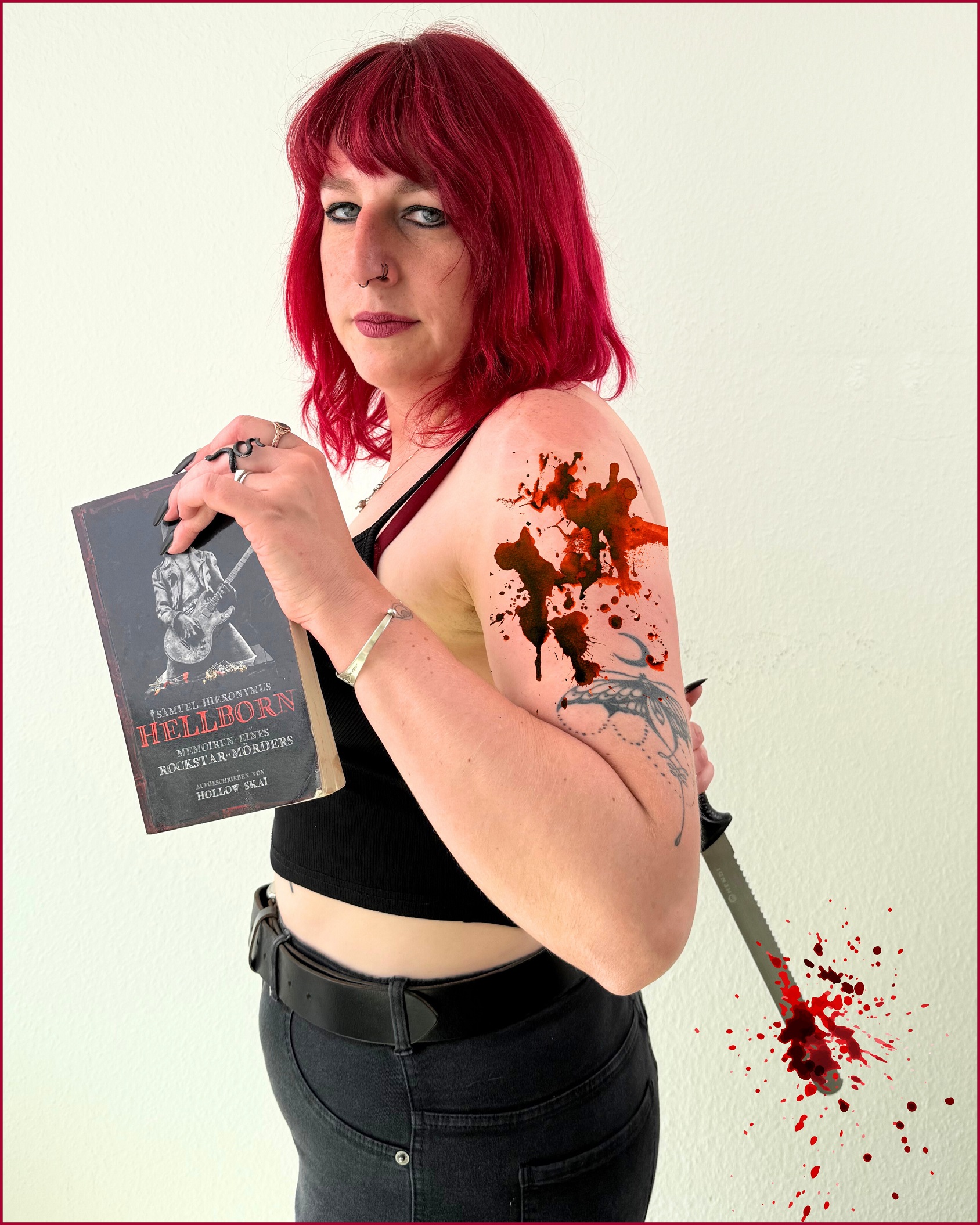 Michelle Szellas empfiehlt den Roman von Hollow Skai: „Samuel Hieronymus Hellborn. Memoiren eines Rockstar-Mörders“. Bei der Fotoaufnahme am 06.08.2025 ist kein Musiker zu Schaden gekommen. 